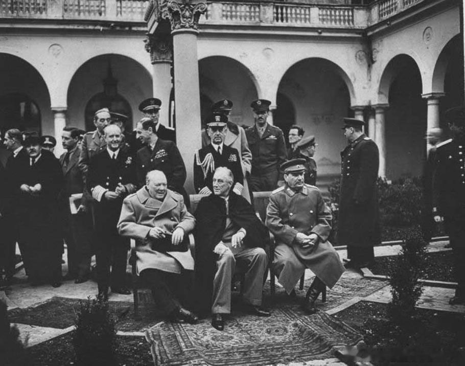 1945年2月，罗斯福和丘吉尔、斯大林在克里米亚半岛举行雅尔塔会议。会议主要讨论