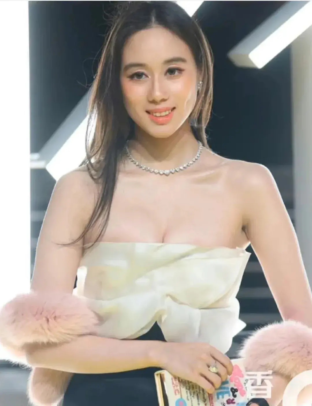 跟何超盈比起来，感觉何超欣浩孤苦伶仃啊。以前很多人觉得何超欣不懂事，何猷君都结婚