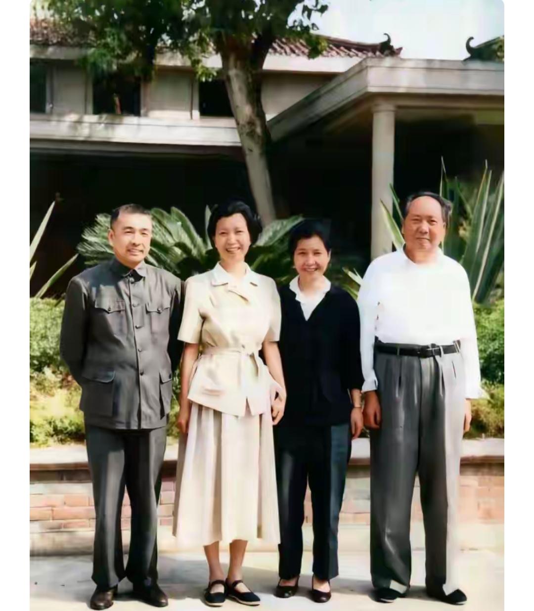 一张珍贵的合影。主席谁和谁合影呢？非常怀念。[玫瑰][玫瑰][玫瑰]