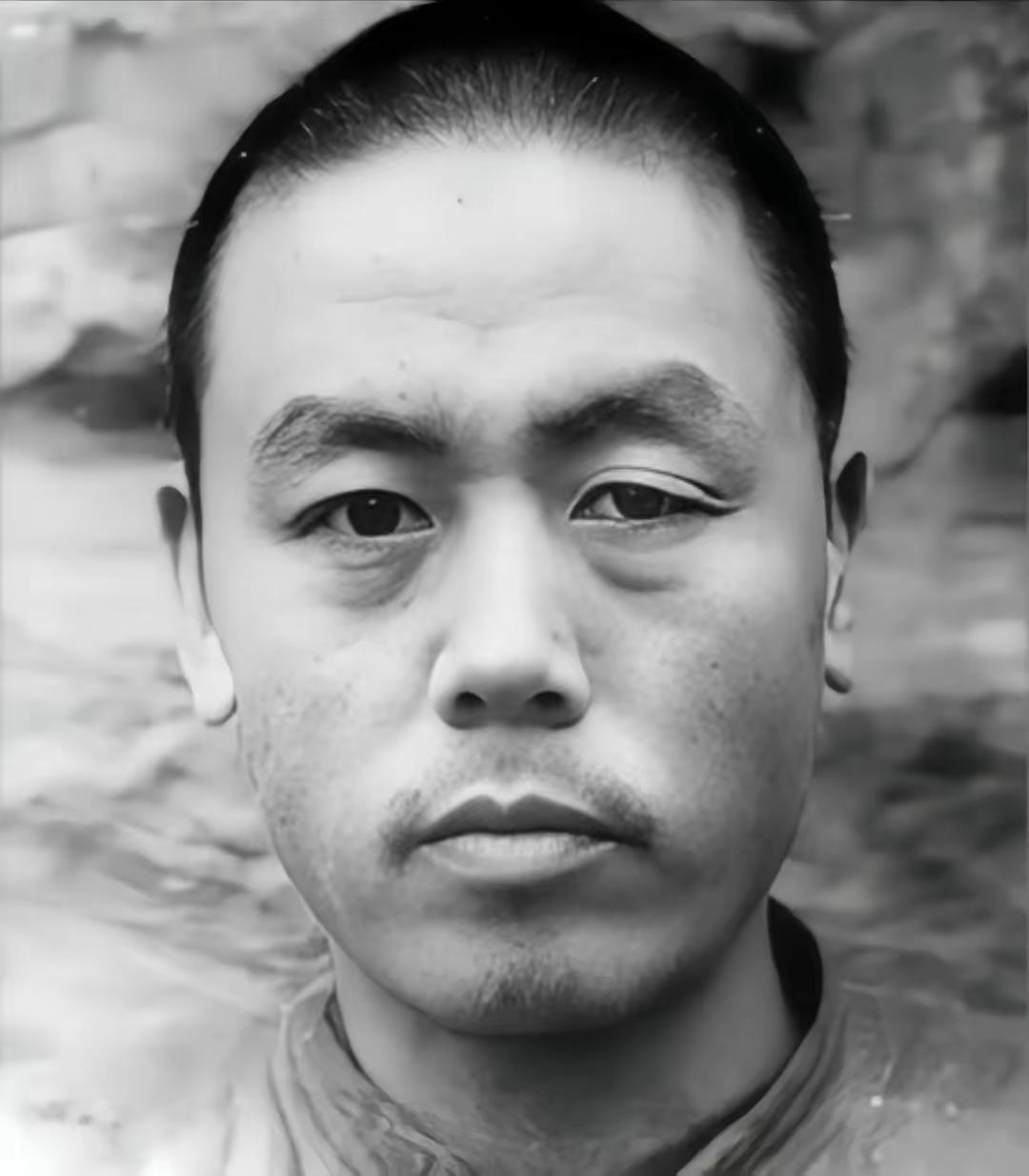 1955年夏，南充青居乡和平三村。

灶屋里的火苗舔着锅底，田德俊把一碗稀粥重重