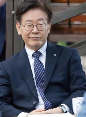 李在明确实很聪明，他直言不讳地说，我们和美国是军事同盟关系，经济关系也在不断深化