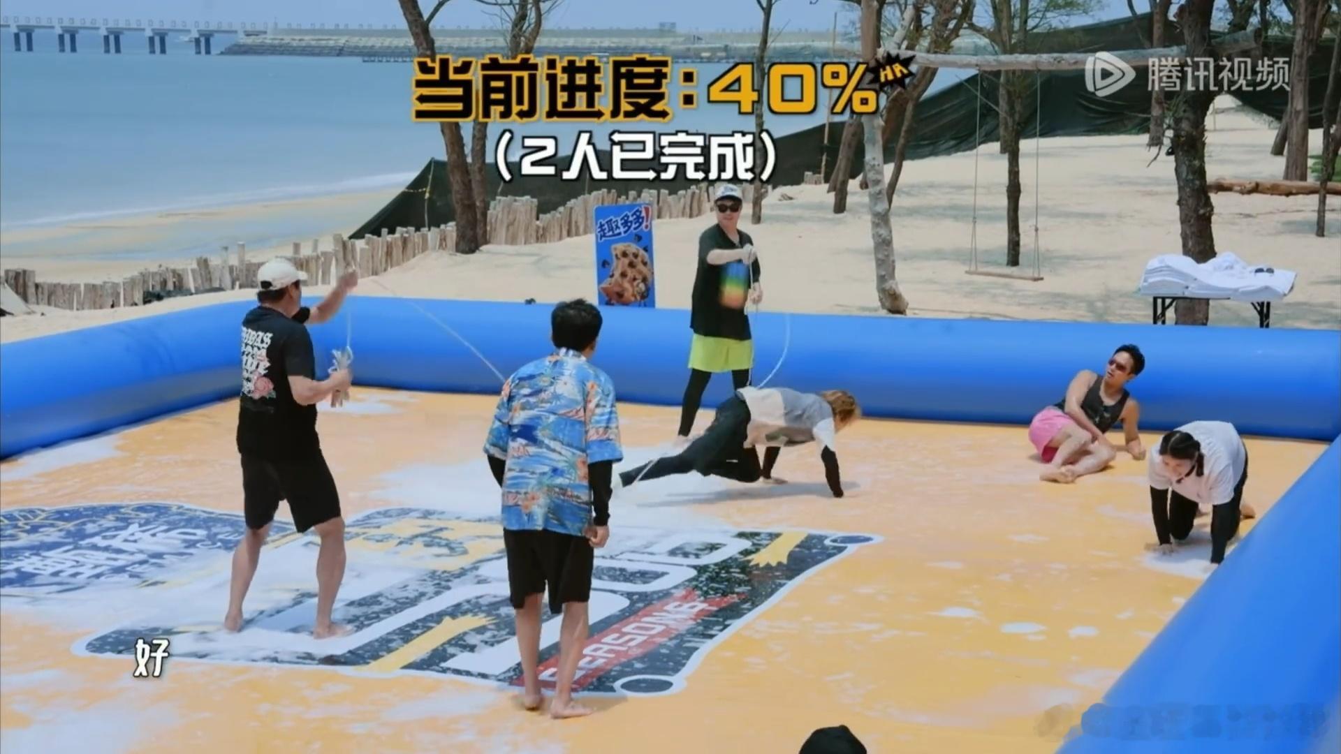 鹿晗爬向邓超鹿晗爬的手忙脚乱 鹿晗跳绳几乎没出错，挺厉害的。跳完想给其他人让开，