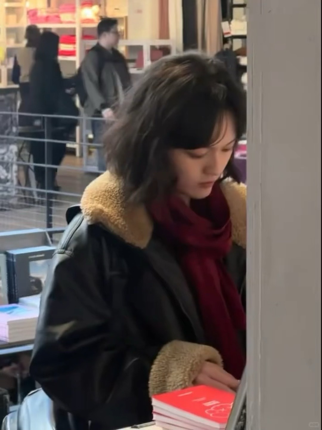 在巴黎被偶遇的文淇！妹妹又在看书～笑起来特别特别萌网友巴黎偶遇文淇看书