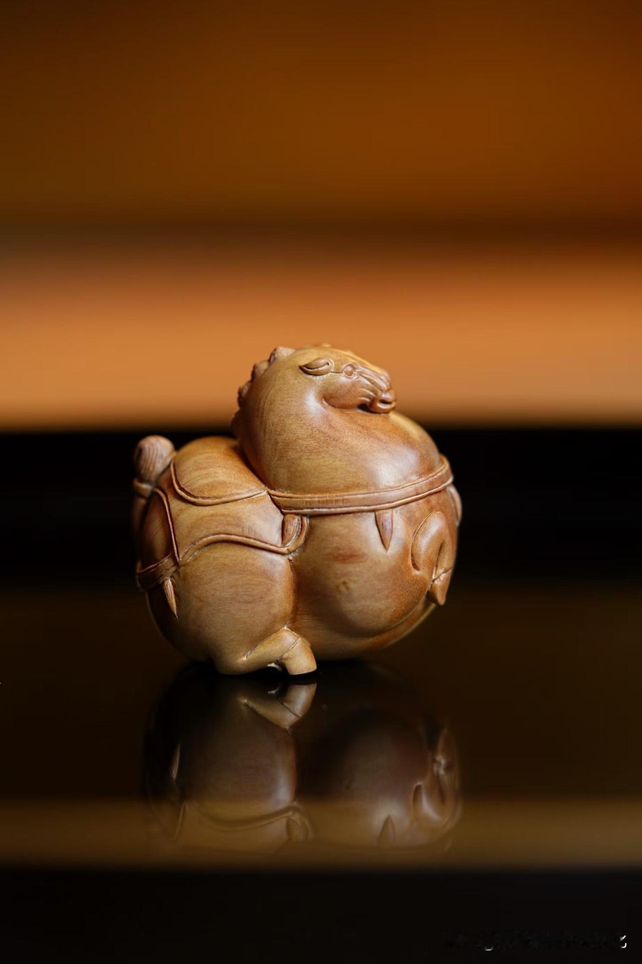 这匹“唐马”，不在奔跑，却自有气势。

老山檀香的温润，让它显得不急不躁，
体态