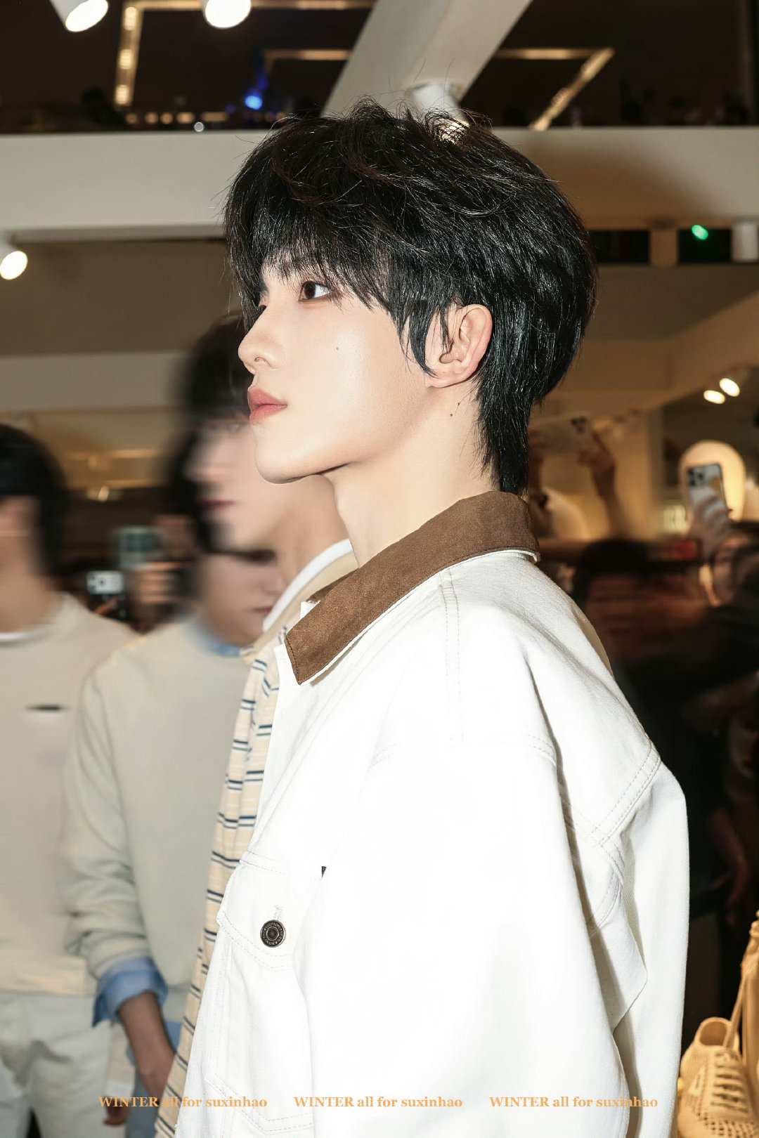 苏新皓prada生图苏新皓站台活动造型生图下的苏新皓，依旧美得让人窒息。无需滤镜