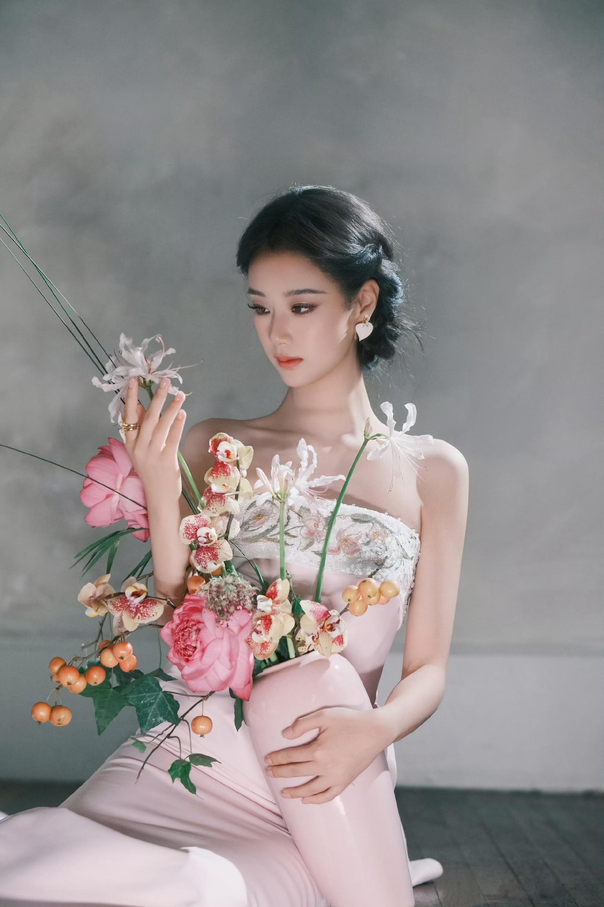 王小亿 好一朵美丽的玉兰花王小亿完全粉瓷本瓷粉而不腻，艳而不妖。王小亿的红毯首秀