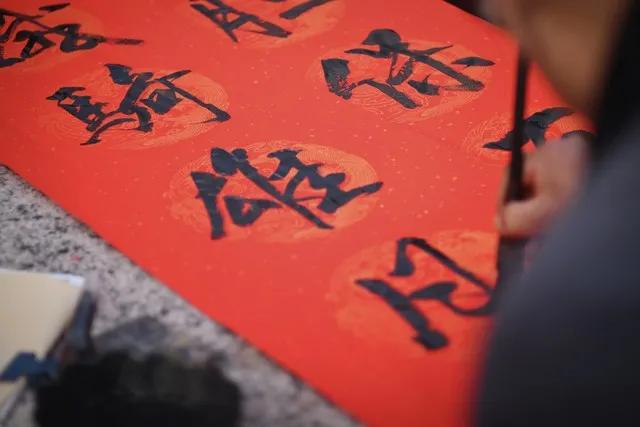 #上联: 天上众星陪皎月，诚邀下联#人间百善孝为先