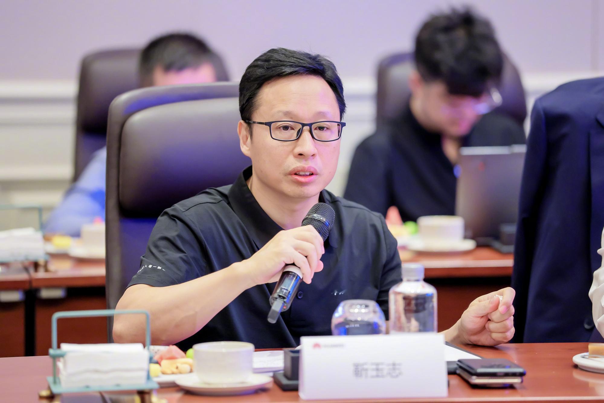 华境S第1万台车在华为松山湖交付新车上市不足两月累计交付量破万！这款全尺寸大六座