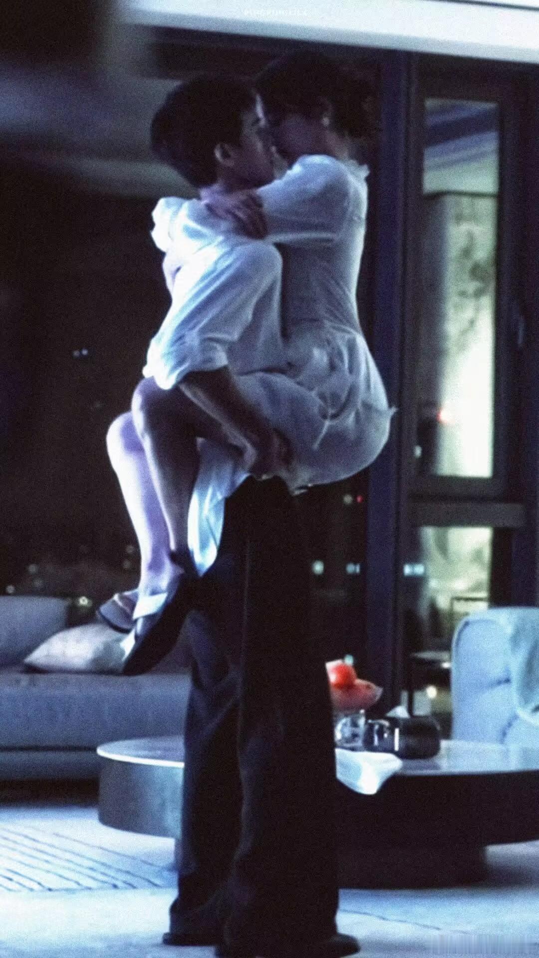 李昀锐单手搂腰边走边吻卧槽好那个