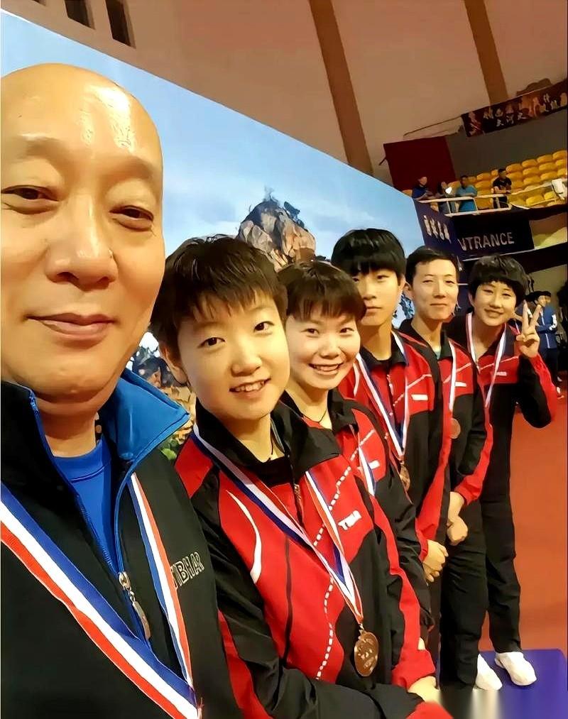 深夜刷到这张合照，愣了好几秒。
五个挂着金牌的姑娘，笑得眼睛里全是光。
一眼就认