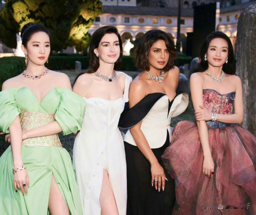 第一次在女明星的合照里，看到了惊艳！
刘亦菲、安妮海瑟薇、舒淇、Priyanka