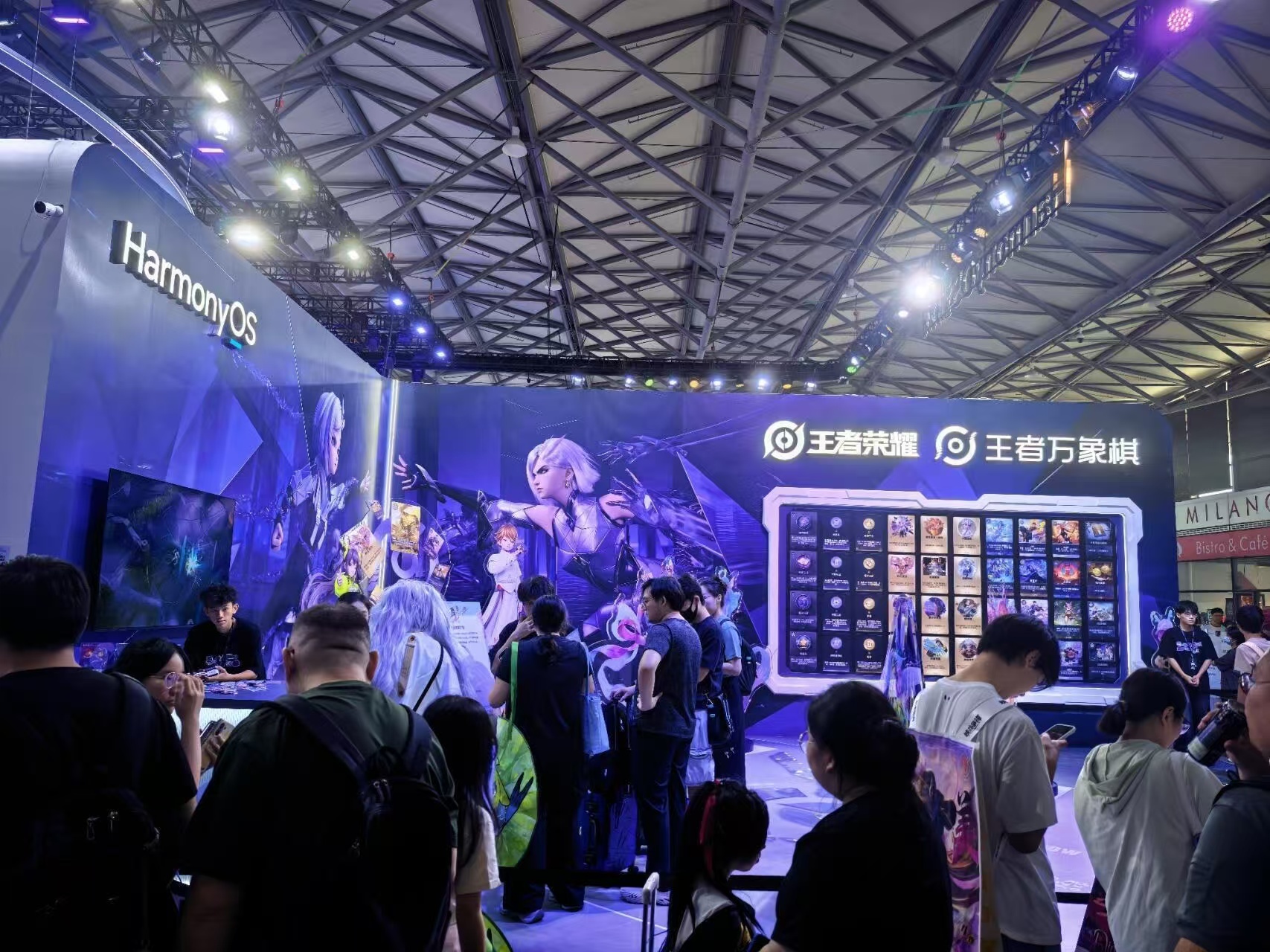 ChinaJoy正式火热开启！各大热门游戏展台直接开启人从众模式。慕名而来的玩家
