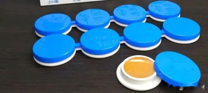 终于把烦人的蟑螂搞定了，没想到几块钱的小东西就解决问题了！

宿舍里面有很多蟑螂