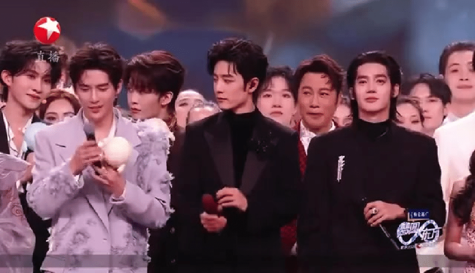 王安宇 巨星为我扶麦 肖战有的人生来就是哥哥   肖战王安宇 眼神对上立马握手