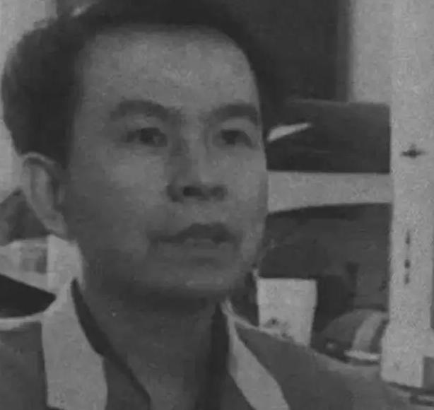1992年，浙江大学一名高材生被警方抓捕归案，可谁也没想到，三次抓捕两次出逃，还