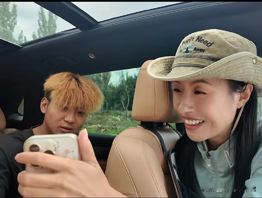 甘肃搬瓜少年，在博主丁一的帮助下，联系上了十年未见的妈妈，接到妈妈视频开口的那一