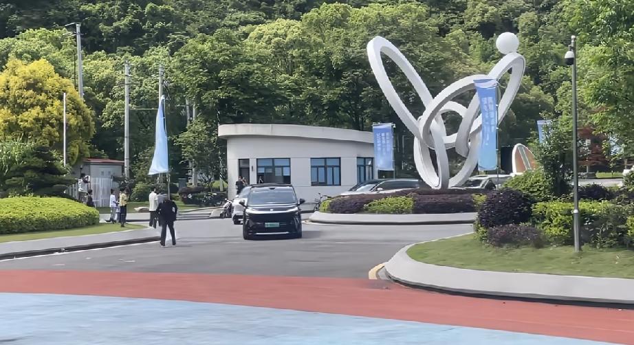 5月16日，周杰伦下午到温州的网球中心打网球，专门拉下窗户跟粉丝招手，没看到昆凌