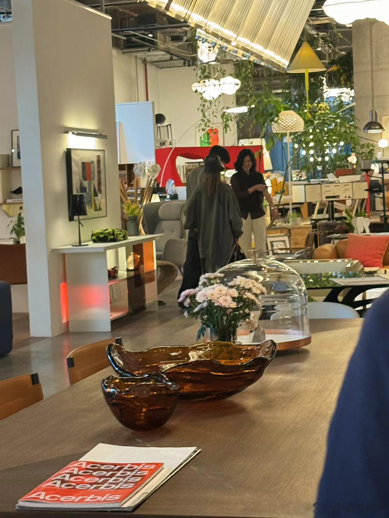 #李荣浩杨丞琳挽手逛家具店##李荣浩杨丞琳挽手逛街# 李荣浩杨丞琳家具店被偶遇，