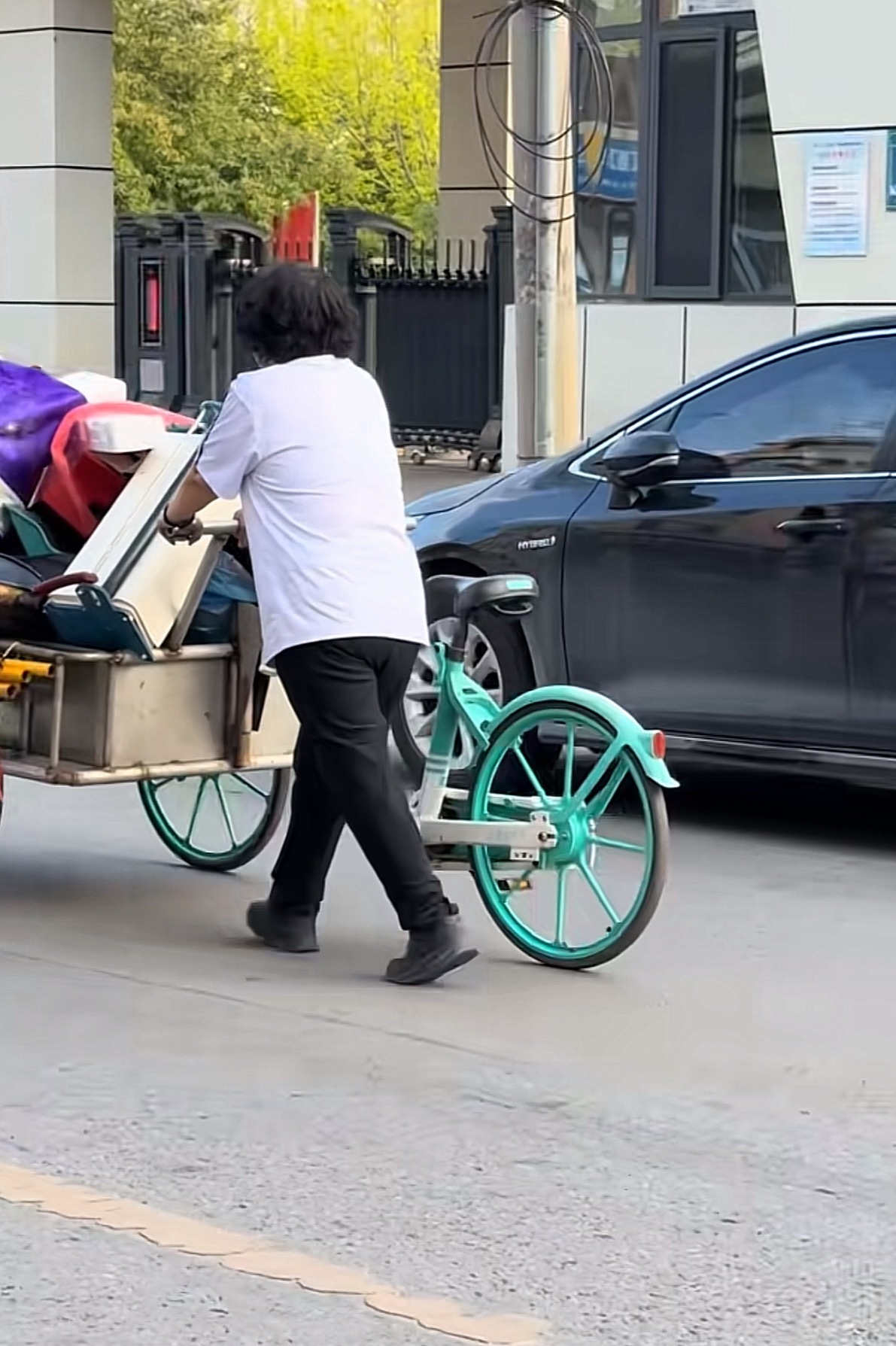我第一次见倒骑驴改装车，两个前轮也是，也就是说这人损坏了3台共享单车，估计这个车