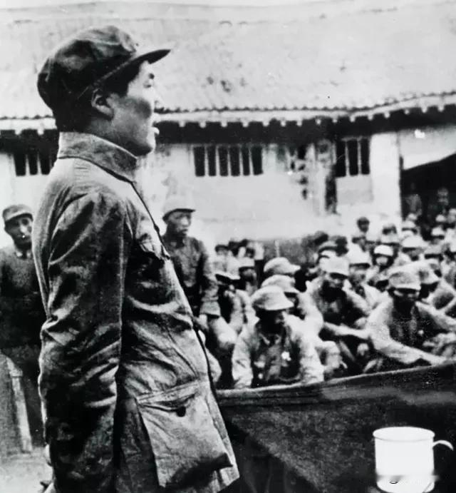 红军在陕北会师后生活异常艰难，毛主席一招解决！1936年，红军三大主力在陕北胜利