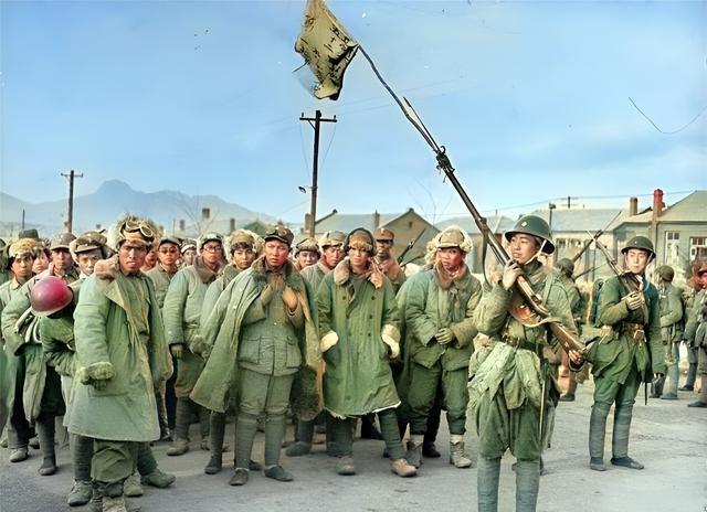 1946年9月，大批解放军战士被蒋军俘虏，但解放军战士显然不服气。他们的武器装备