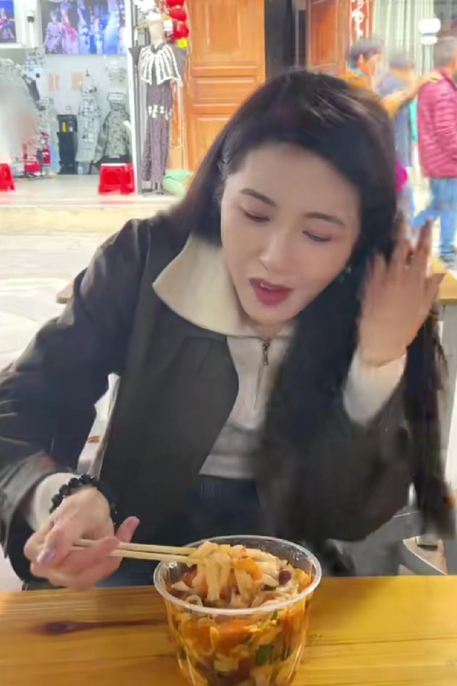 曾黎是个接地气的演员，她挺喜欢吃街边小摊上的东西，这次吃的是米粉，只见她坐在街边