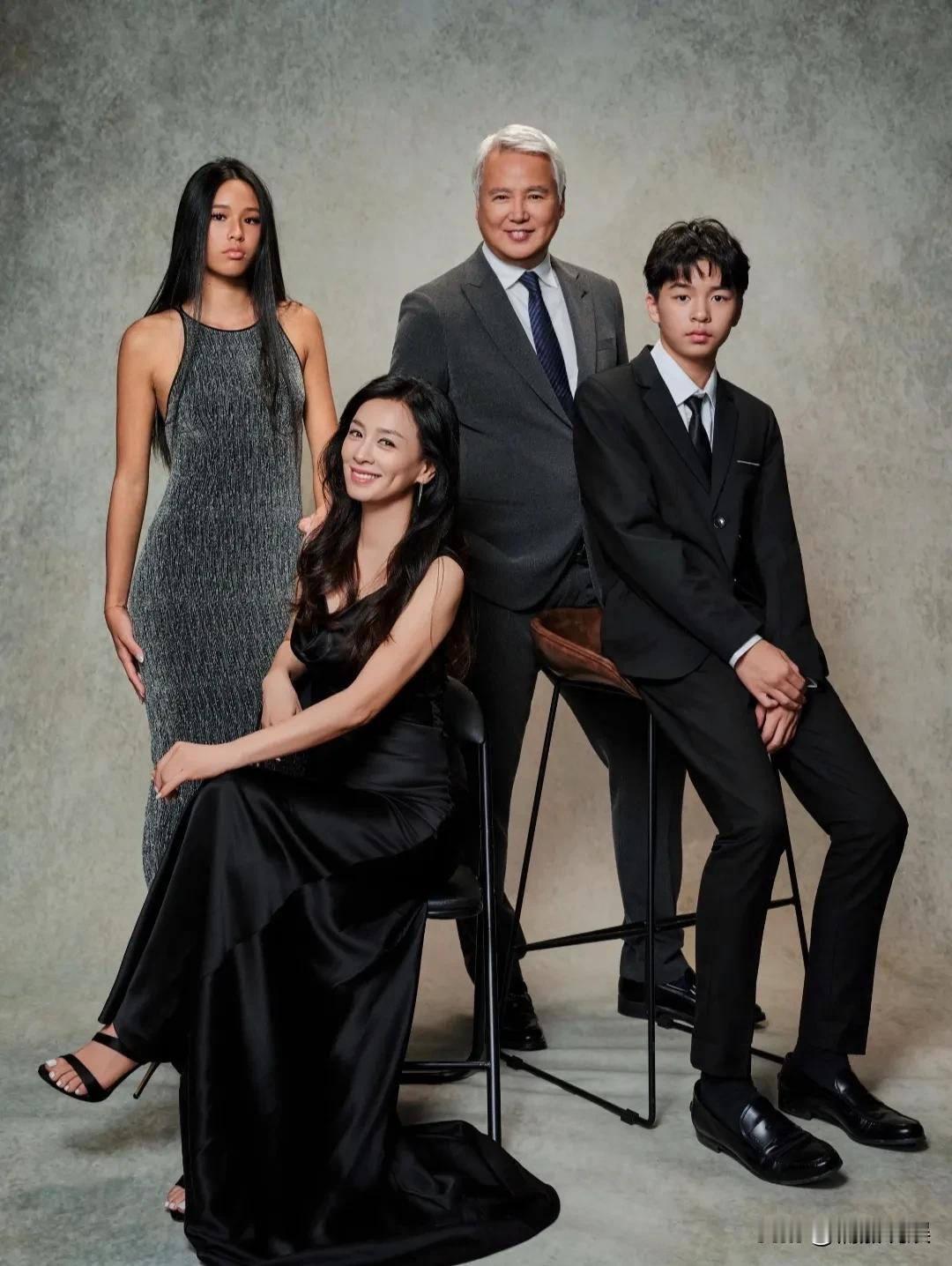 演员张庭晒全家福，同父同母的两个孩子，颜值相差这么大啊！
65岁的老公林瑞阳白发