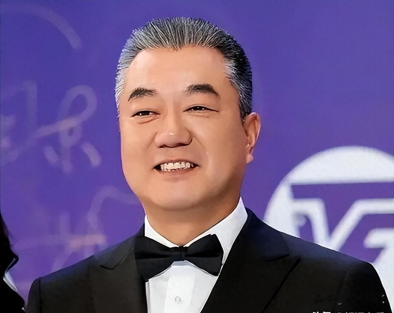 57岁董勇白发皱纹明显，父女同框像爷孙，他到底在想什么。
最近刷到董勇和两岁女儿