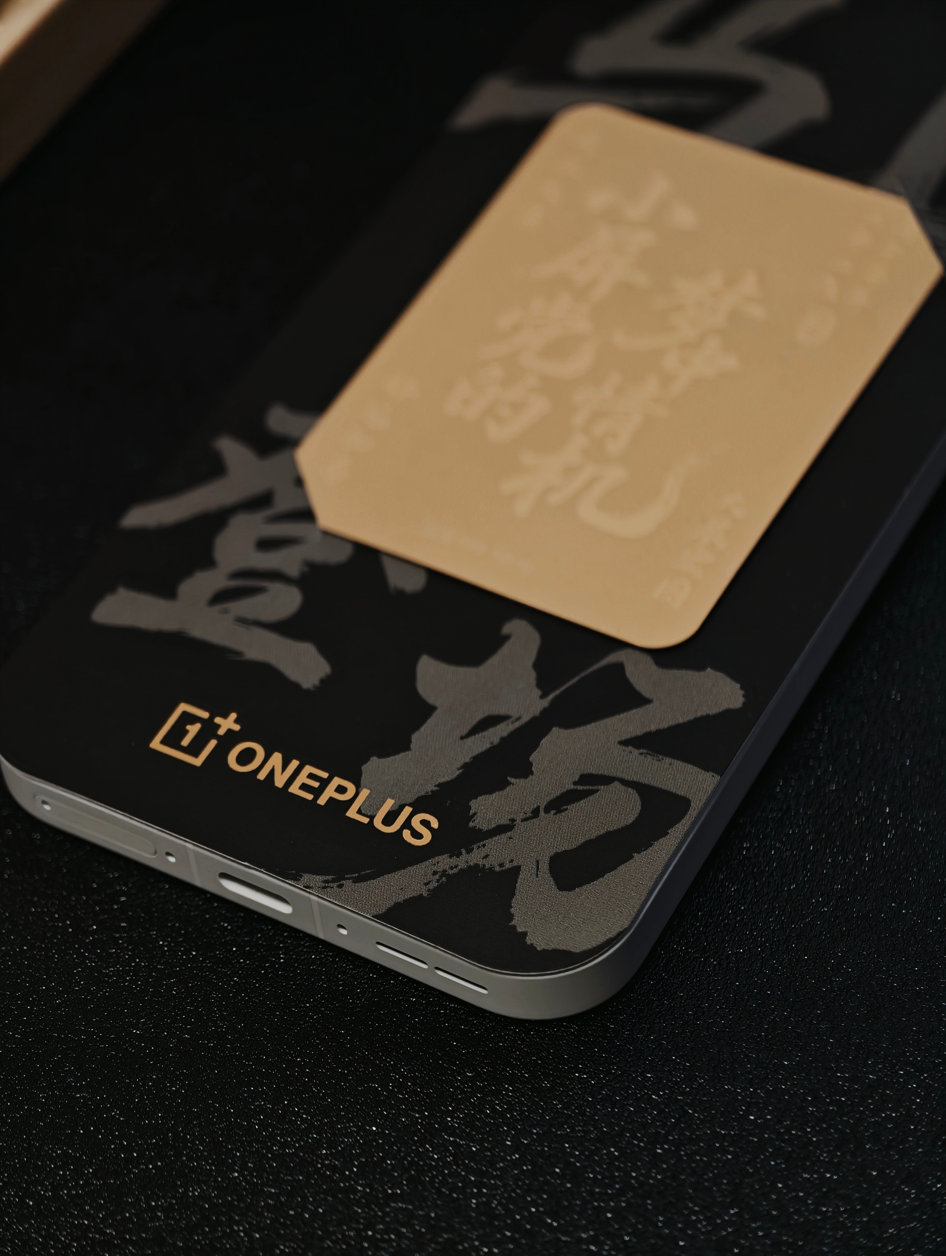 现在回头看一加15T的邀请函，那个用来卡住金箔的卡片其实就和手机横截面差不多，不