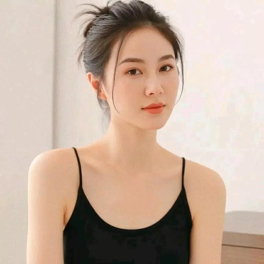 温柔优雅，气质动人，黑色背心搭配自然妆容，尽显女性魅力。灰色背心穿搭 棕色背心搭