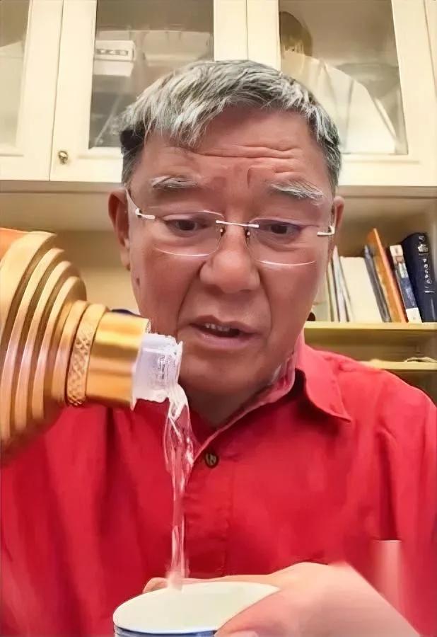 李立群最近的视频

越看越像“找唠唠”

昨晚没直播，就端着碗青菜面配温白酒，对