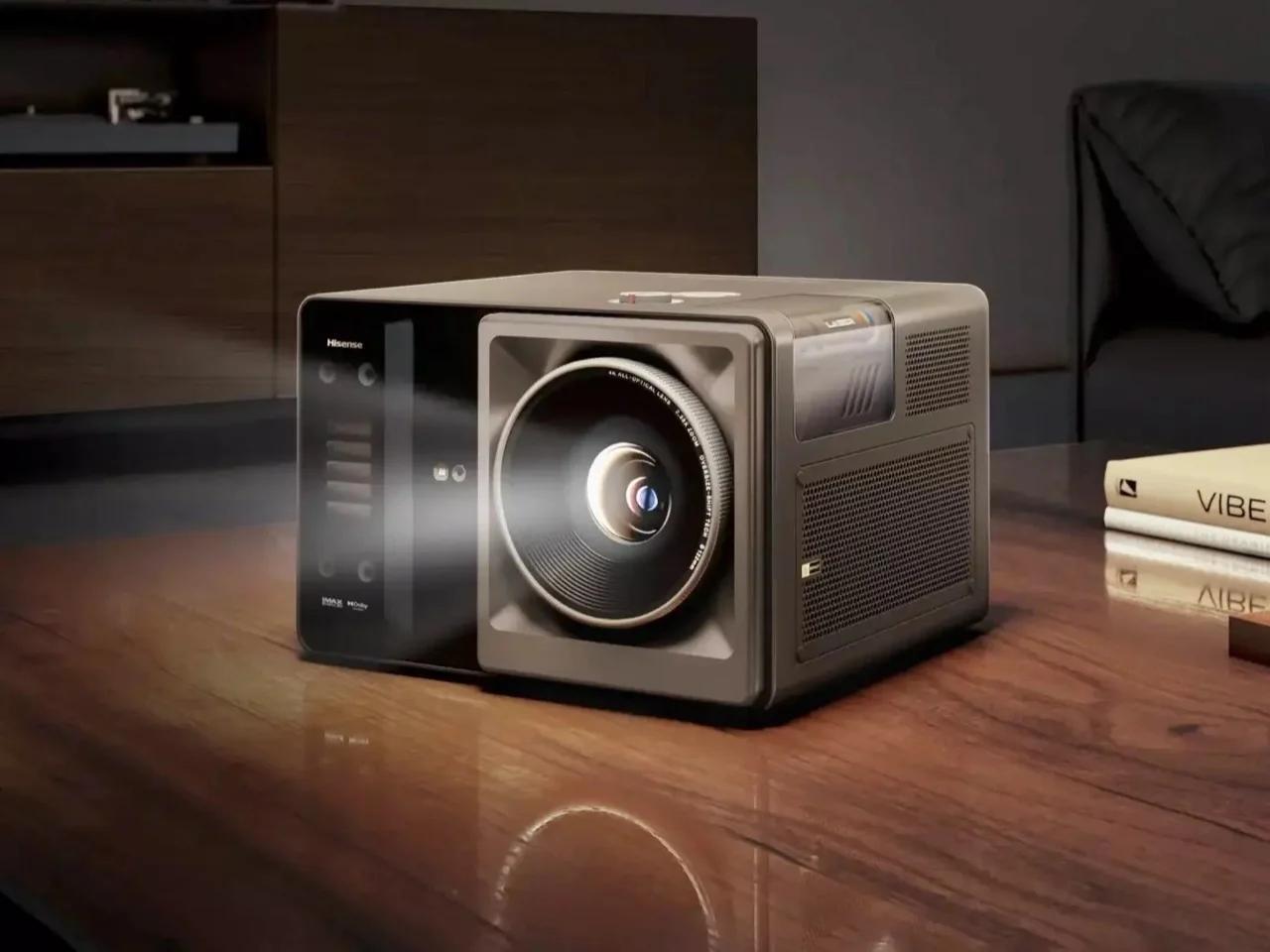 传统家庭影院设备一直存在难以兼顾画质、尺寸、亮度与性价比的妥协问题，大尺寸电视价