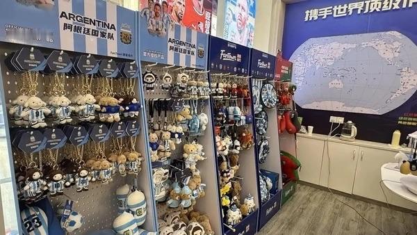 距2026美加墨世界杯开幕仅剩约两个月，浙江义乌已全面进入“世界杯时间”。当地多