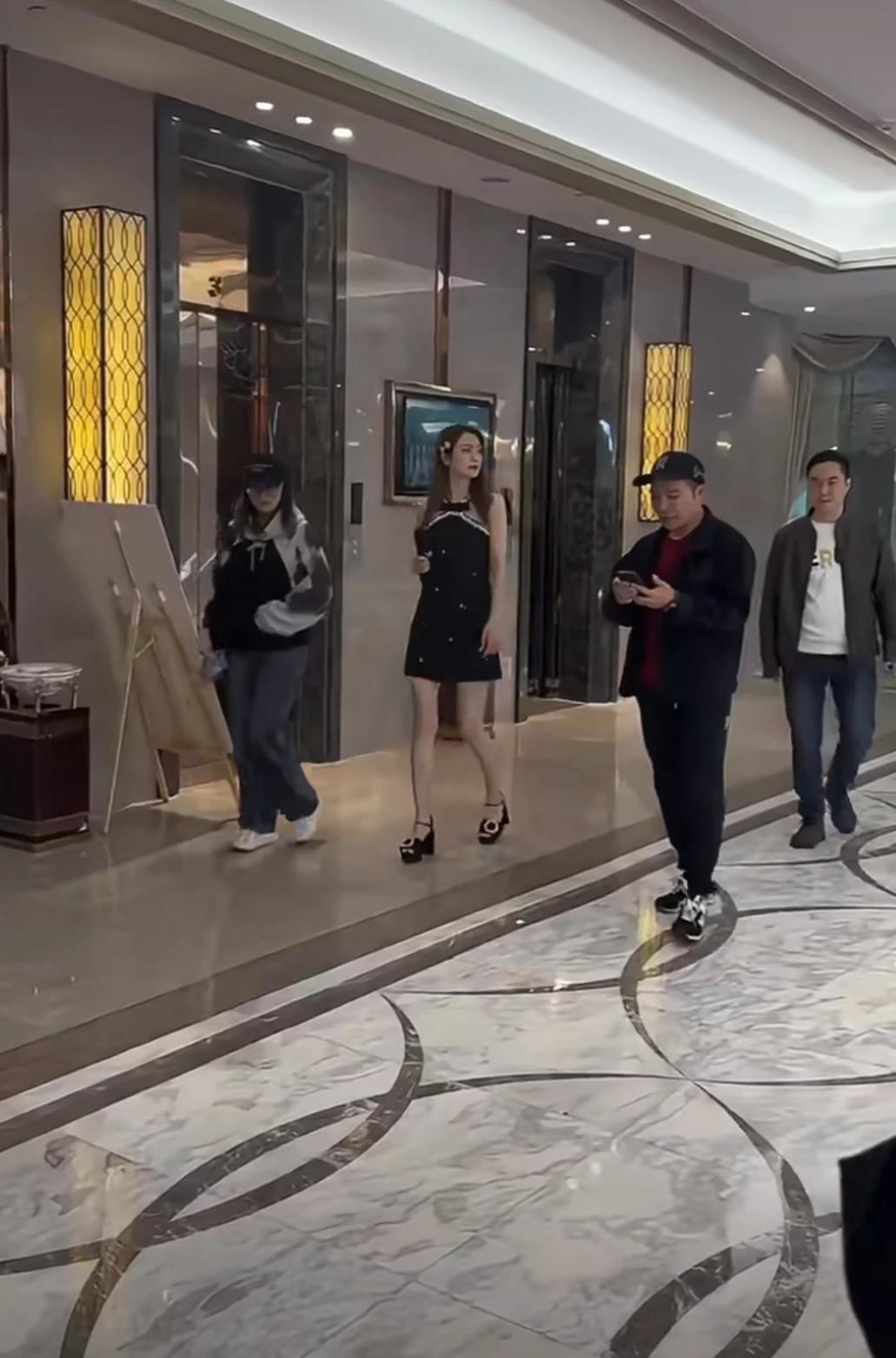 明星和普通人真的有壁垒
网友张丹峰的老婆洪欣
她真的好漂亮啊，高高瘦瘦的
我一直