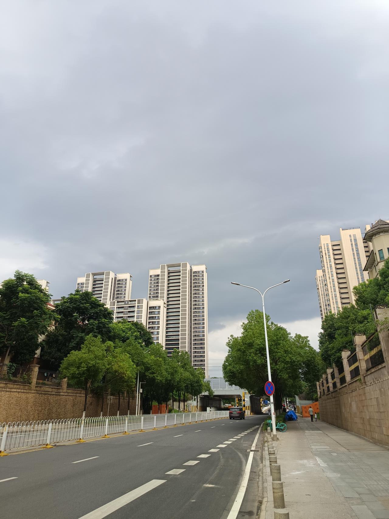 住在大城市的人是没有人情味的，有亲戚朋友来访，大多数人是不让住在家里的，即使是有