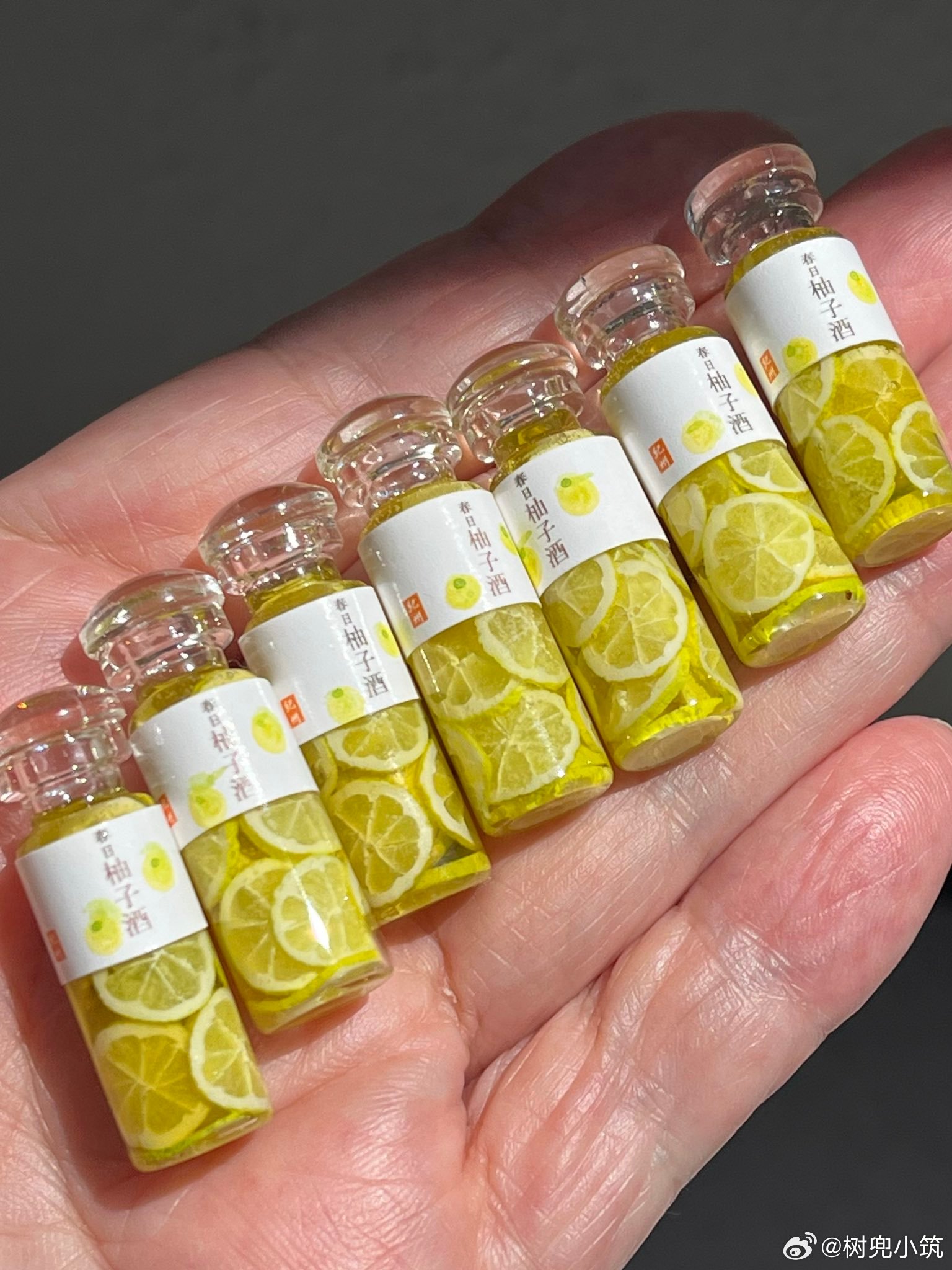 迷你版的梅酒和柚子酒！把一整个春日的果香封进掌心大小的玻璃瓶💚💛 