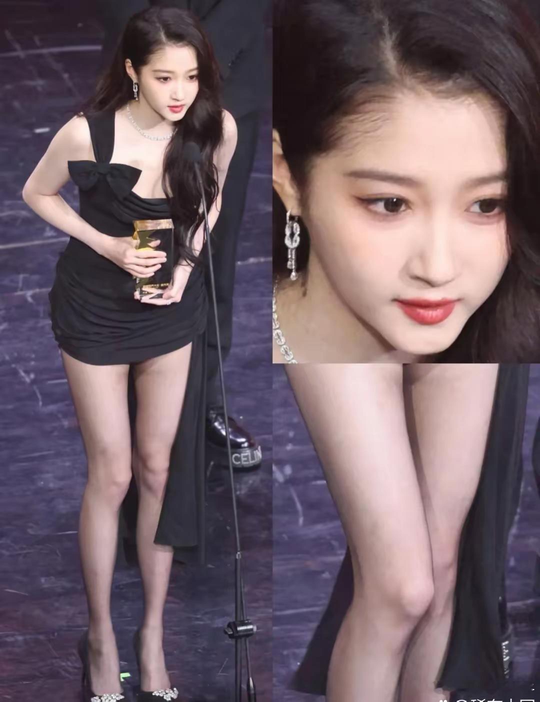 关晓彤秀腿也不嫌累，好像就她有腿，再说她这也不好看呀 ​​​