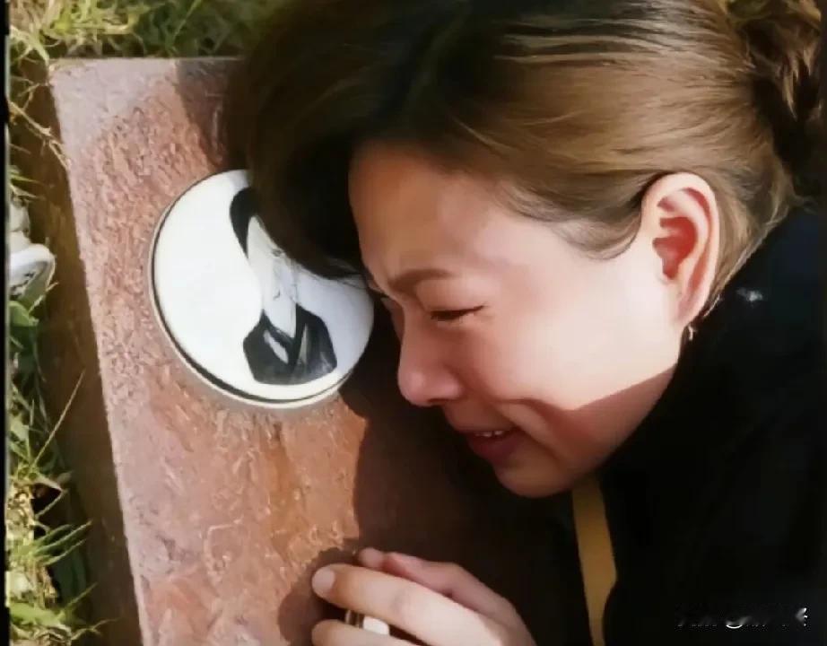 80年代，老山前线，郗文华战斗中不幸被炮火击中，瞬间被炸的只剩下一半身躯，他的生