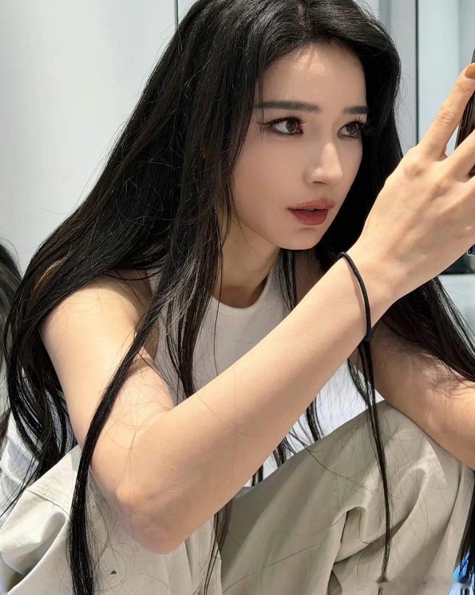 新疆姐姐的长相真的很骨感，五官太美了 