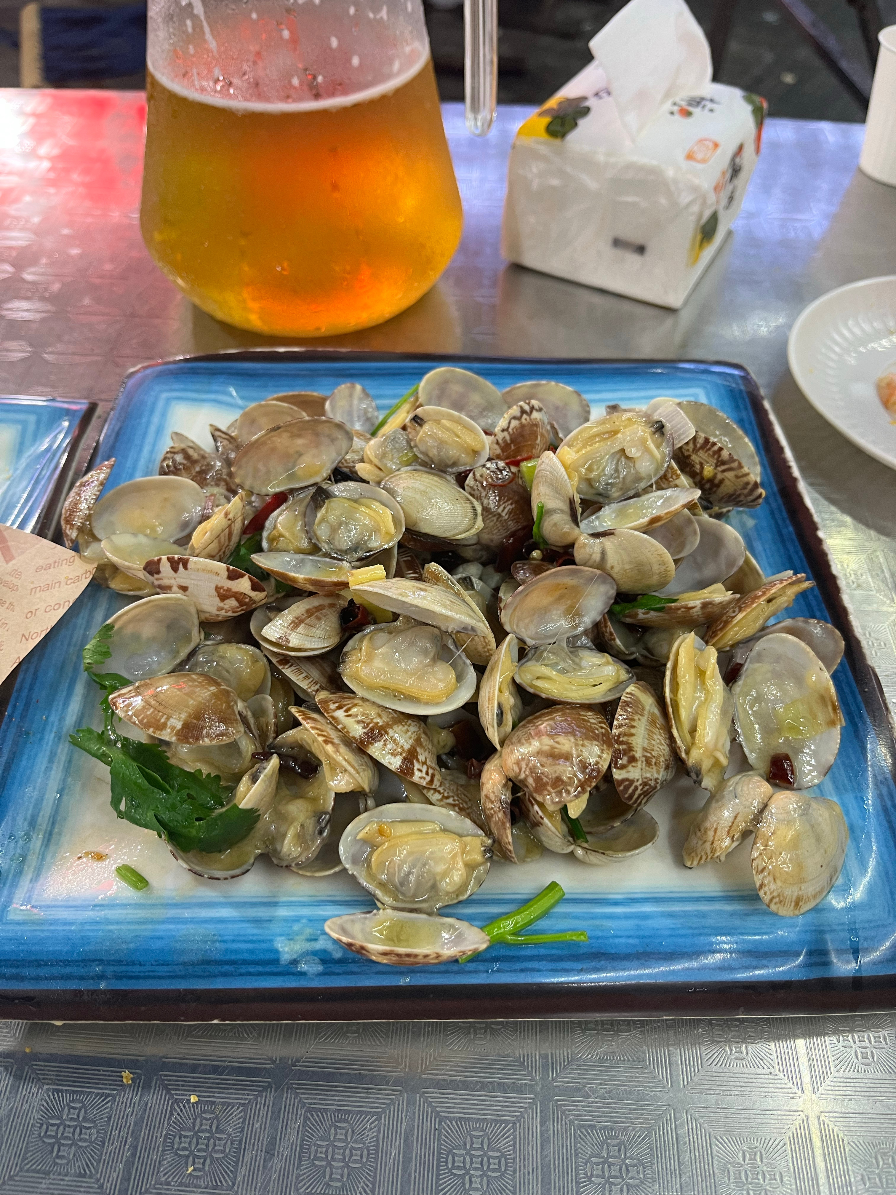 辣炒蛤蜊。我不太行，我觉得味道乱七八糟的。但是俊子喜欢，“我不知道是不是我有点变