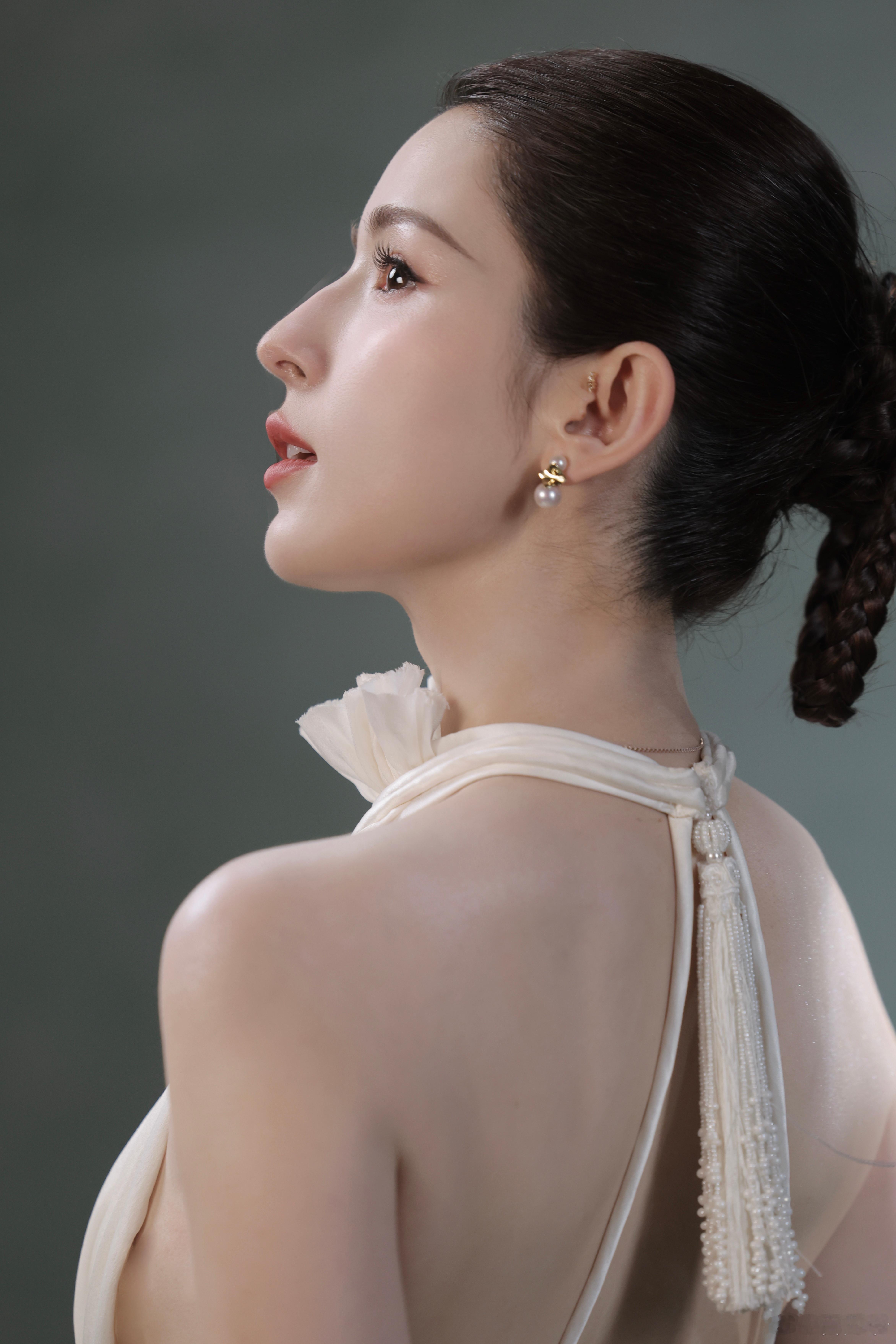 哈妮克孜这哪是人间美女啊，分明是刚从深海里上岸的海之女！一袭蓝白渐变长裙站在海边