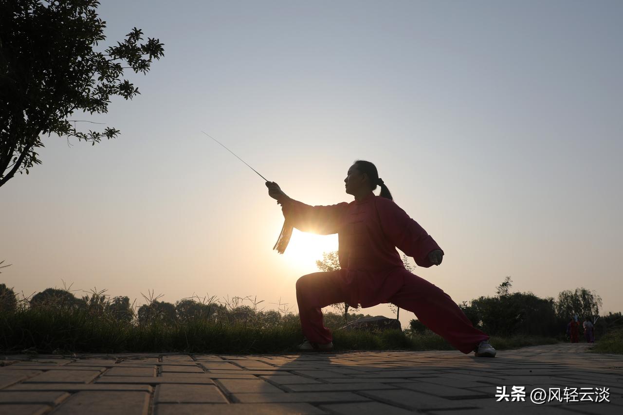 晨曲
 
天刚蒙蒙亮，小城还裹在薄雾里，几声清脆的鸟鸣便如银针般刺破了寂静。这声