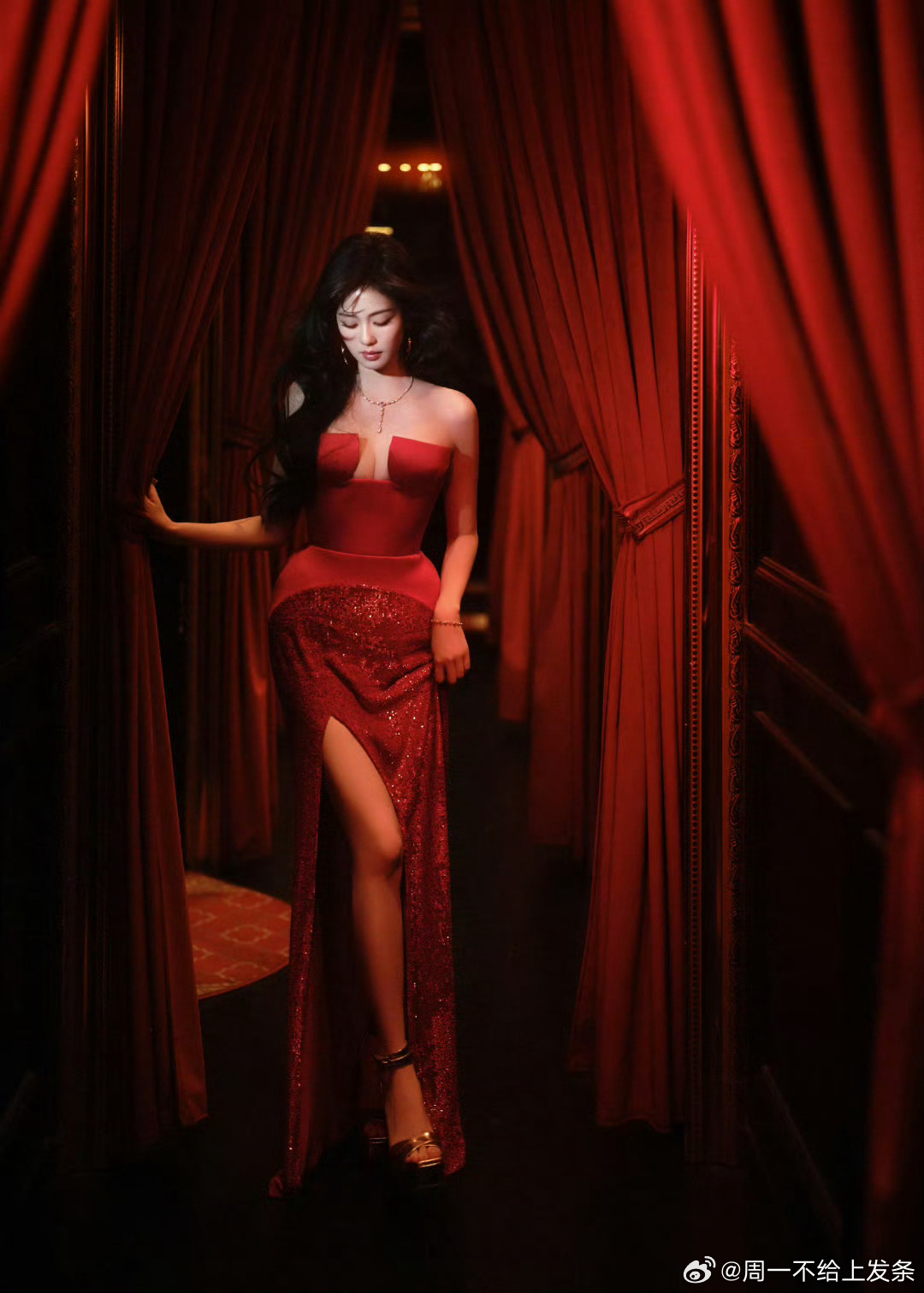 白鹿灼灼红裙2026微博之夜复古红裙配港风卷发美翻，艳压红毯的红玫瑰气场拉满，新