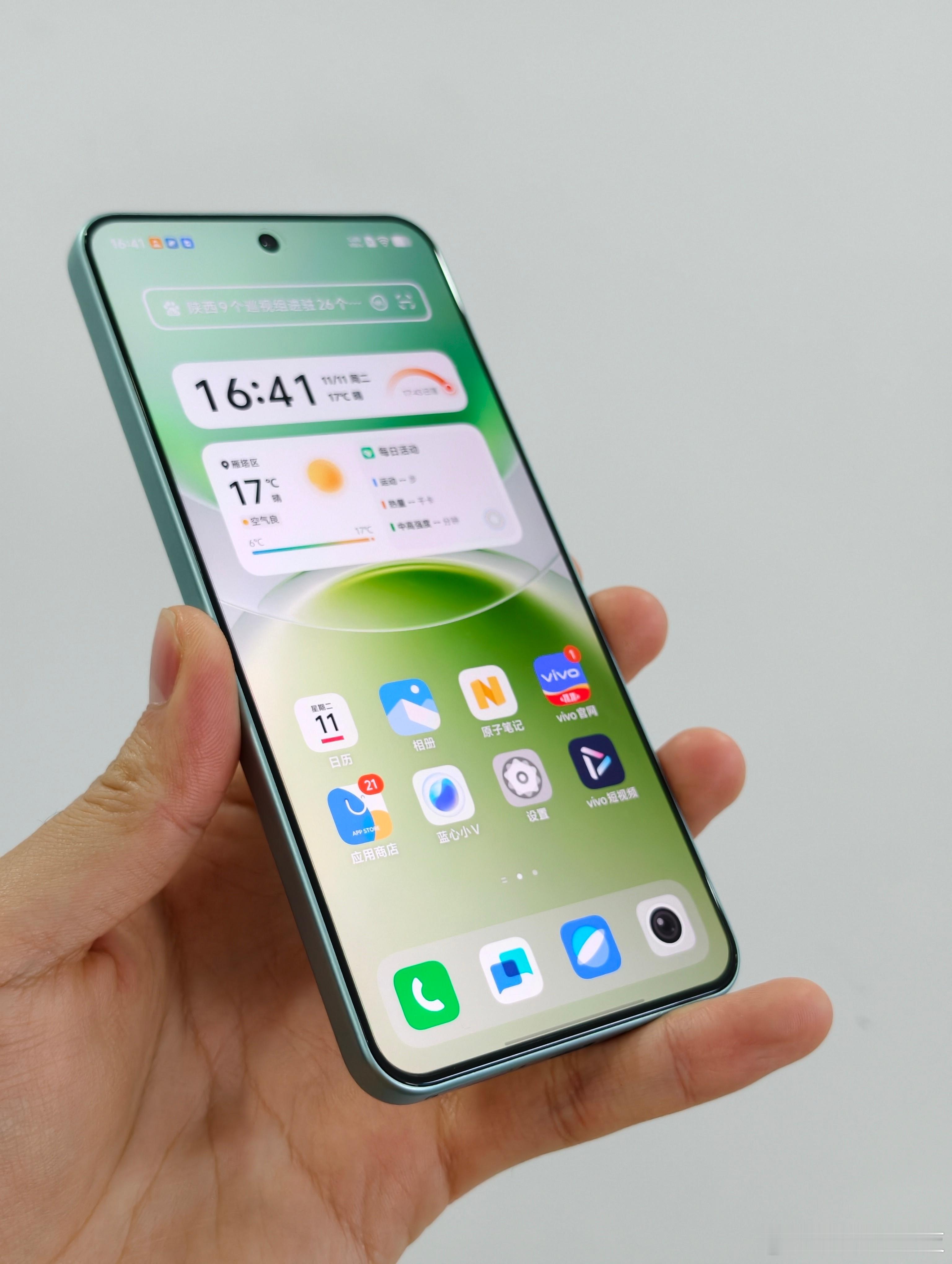 第一眼看着像是X300是吧，其实这个是新出的Y500 Pro。本来对入门机型不是