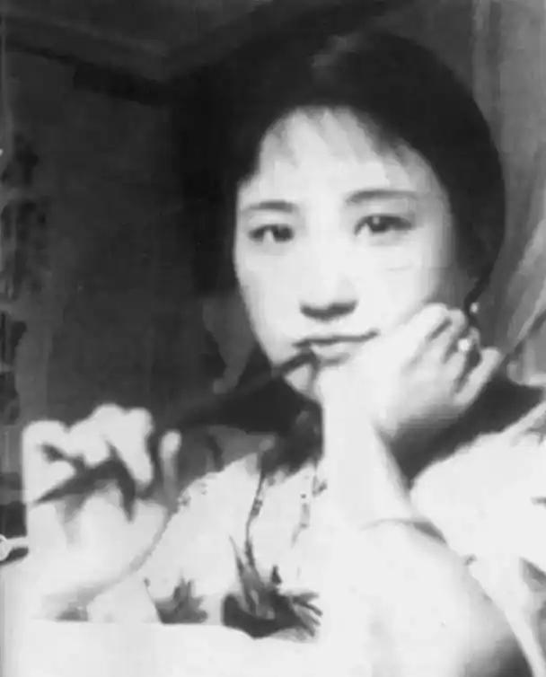 1965年，陆小曼去世。翁香光前来料理后事，见四下无人，她解开陆小曼的衣扣，讥讽