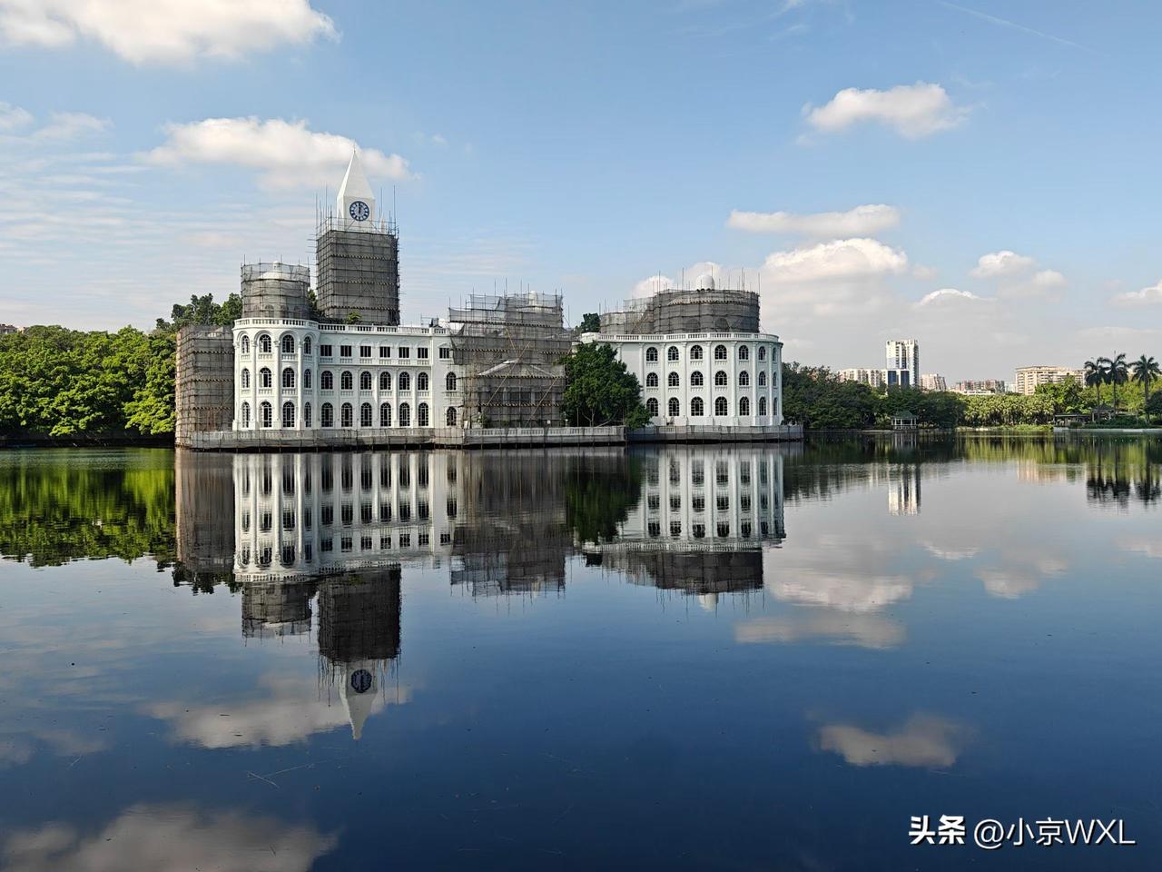 流花湖公园的并蒂莲开了！
随手拍荷花与鸟
流花湖公园的“白宫”开始拆棚了，即将迎