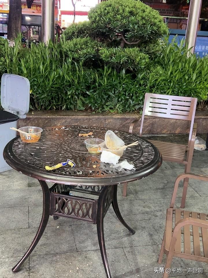 怎么说呢？现在的年轻人可以说是处在一个物质高度发丰富的年代。

吃的喝的啥都完全