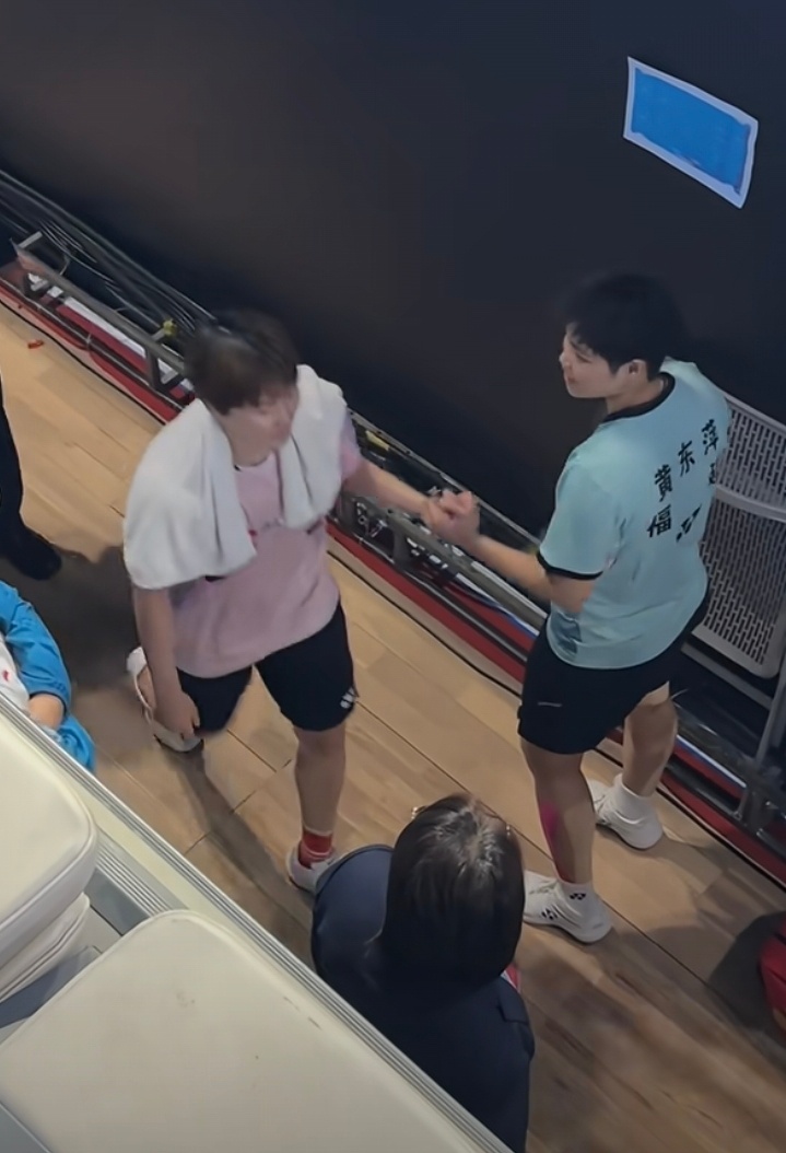 东菲就是这样的，不会错过任何一个拉手的机会 