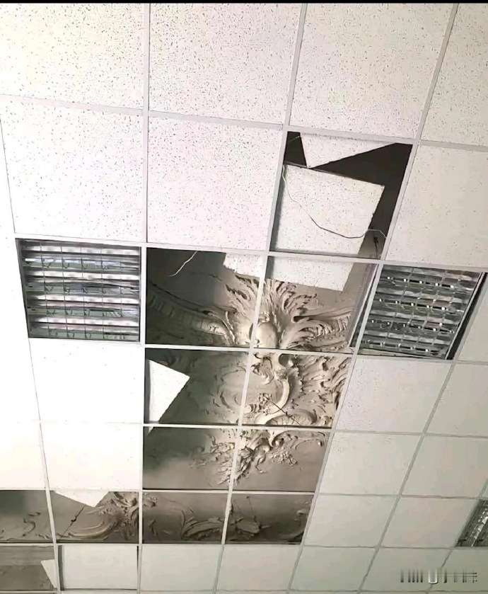 车若初见 不得了，天花板上这是雕了个啥