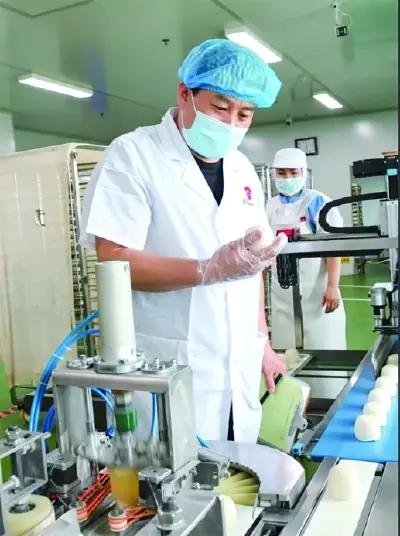 赵志新，食品安全员，陕西榆林四海食品配送有限责任公司生产班组组长。赵志新担任生产